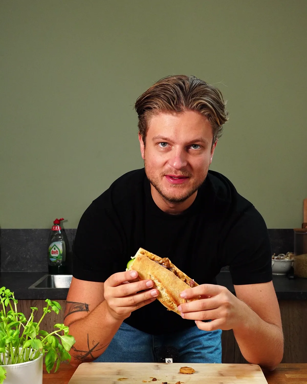 Tiemen Steigenga in zijn keuken met een zelfgemaakt broodje
